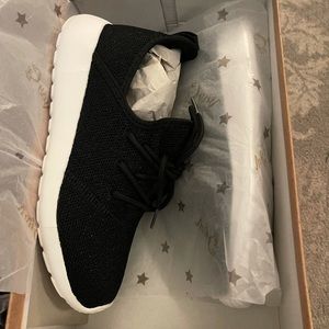 Very G size 7. Black